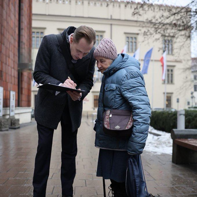 Tutaj w ankiecie jest taka rubryka, która muszę wypełnić: Gdzie Pan/Pani trzyma patelnię?