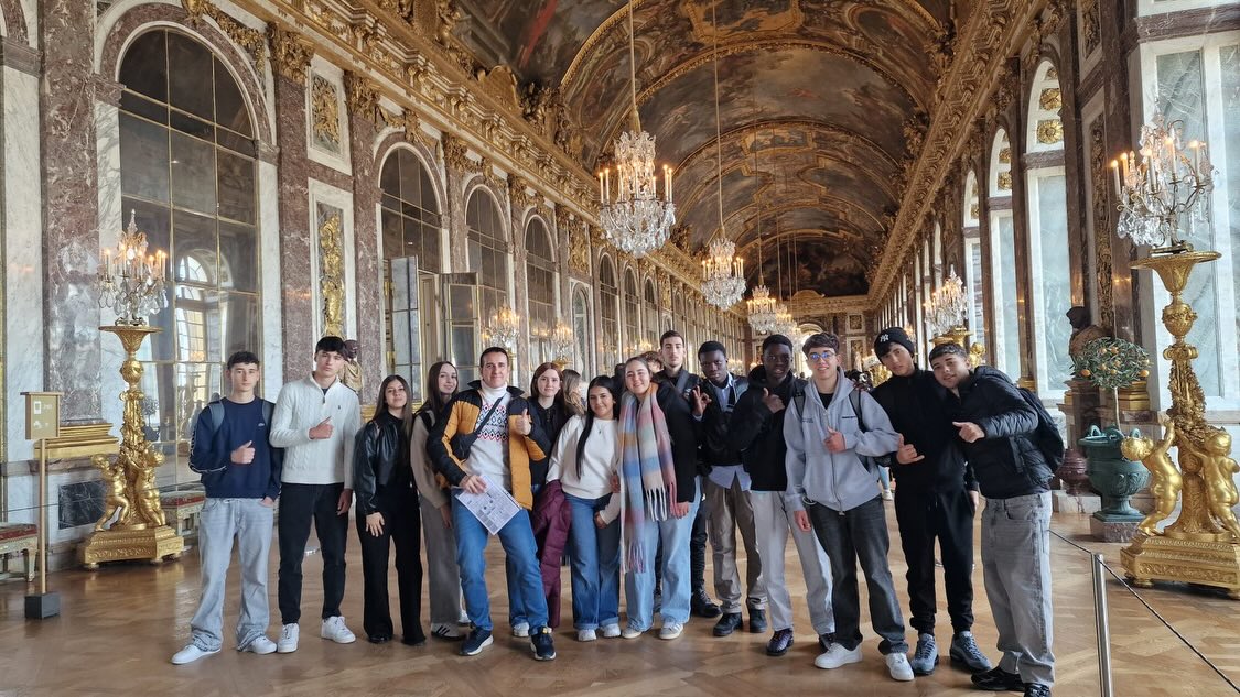 iespuerto's tweet photo. 📷📷📷📷El  alumnado de Francés del IES Puerto del Rosario sigue disfrutando del  viaje cultural a Francia organizado por el Dpto. De Francés🇫🇷🧳✈️ https://t.co/F6WM15Imht