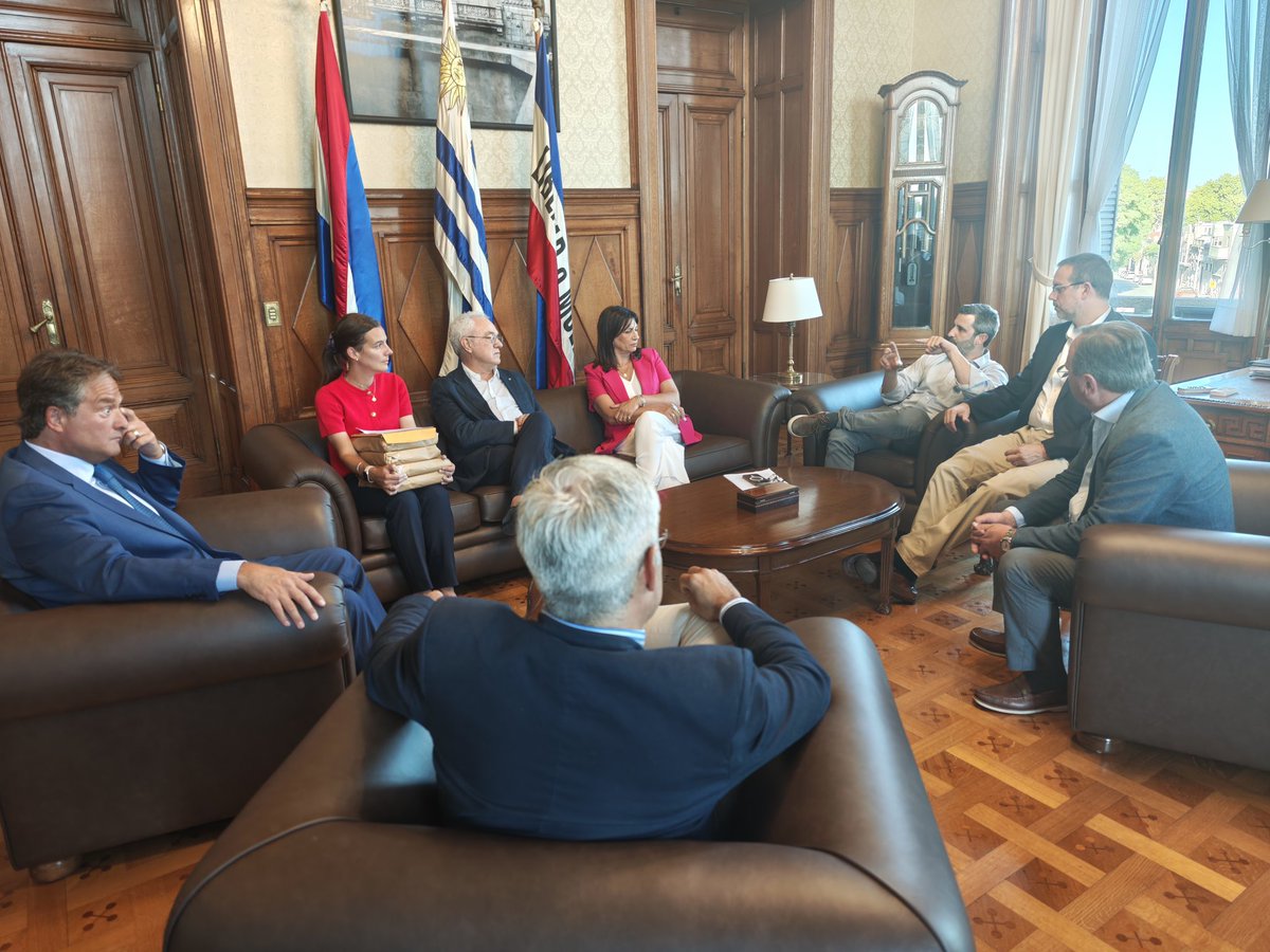 El ministro de Relaciones Exteriores, Mario Lubetkin y un equipo de la Cancillería entregaron al Parlamento las más de 4 mil páginas del acuerdo autenticado Mercosur-Unión Europea