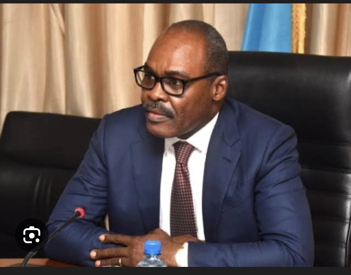 Voici <a href="/nskazadi/">Nicolas Kazadi</a>, le très surdoué qui n’avait jamais fait recours aux Influenceurs affamés pour faire parler de son action au ministère des finances. 

Un type sans diplôme a désacralisé le ministère des finances par son incapacité à faire parler de lui objectivement. Il voit