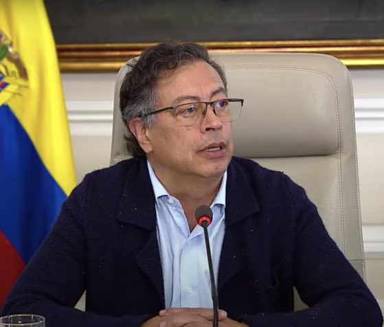 Brevesdepresse's tweet image. ⚡️🇨🇴FLASH - Le président colombien Gustavo #Petro indique avoir réchappé à une tentative d'assassinat lors d'un déplacement en hélicoptère. (déclaration)