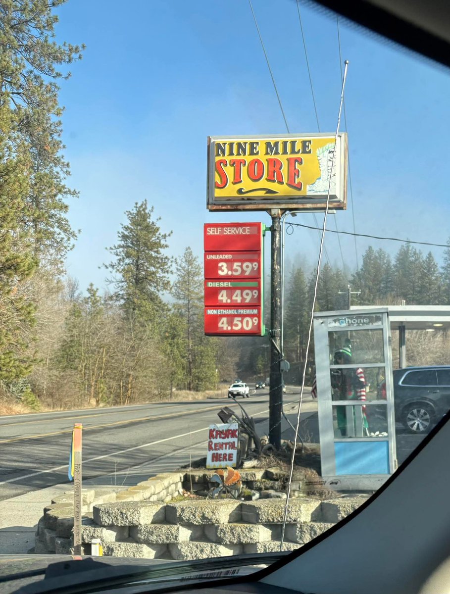 VetMach's tweet image. I found someone using a payphone out in the wild 😳