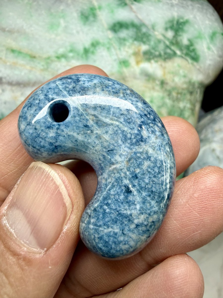 今日のヒスイ加工品は、 「青オンファス🔵の勾玉」です‼️😁 勾玉職人