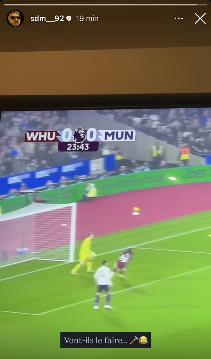 Kulturlesite_'s tweet photo. 👀 SDM suit lui aussi le match de Manchester United ce soir !!

Le buzz que ce fan a ramené sur ce match 🤯

Pour rappel, il ne s’est plus coupé les cheveux depuis 493 jours, en attendant 5 victoires consécutives de son club, et cela pourrait enfin ce finir ce soir !! https://t.co/0zfcGpdnqU