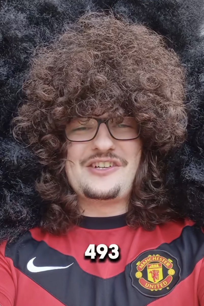 Kulturlesite_'s tweet photo. 👀 SDM suit lui aussi le match de Manchester United ce soir !!

Le buzz que ce fan a ramené sur ce match 🤯

Pour rappel, il ne s’est plus coupé les cheveux depuis 493 jours, en attendant 5 victoires consécutives de son club, et cela pourrait enfin ce finir ce soir !! https://t.co/0zfcGpdnqU