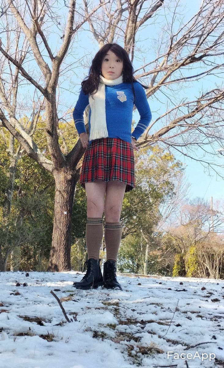 おはよーございます🎌

赤タータンチェックのミニスカートは、永遠の憧れですね💕

ここは道路に面しているのですが、🚶‍♀ウォーキング中のおばちゃんから挨拶されて対応に戸惑うワタシでした💦