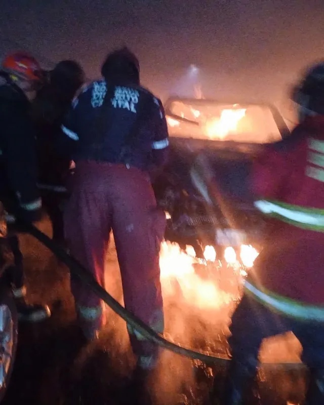 webnotitarde's tweet photo. #Sucesos | 🔥🚒 Un incendio se reportó este lunes #09Feb en el estacionamiento de un conjunto residencial en la parroquia La Vega del municipio Libertador. El fuego consumió cuatro vehículos.
📸: cpablopalacios https://t.co/Test1jDHKR