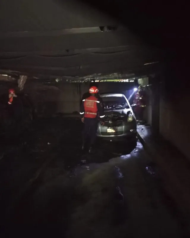 webnotitarde's tweet photo. #Sucesos | 🔥🚒 Un incendio se reportó este lunes #09Feb en el estacionamiento de un conjunto residencial en la parroquia La Vega del municipio Libertador. El fuego consumió cuatro vehículos.
📸: cpablopalacios https://t.co/Test1jDHKR