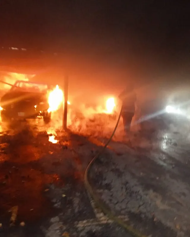 webnotitarde's tweet photo. #Sucesos | 🔥🚒 Un incendio se reportó este lunes #09Feb en el estacionamiento de un conjunto residencial en la parroquia La Vega del municipio Libertador. El fuego consumió cuatro vehículos.
📸: cpablopalacios https://t.co/Test1jDHKR