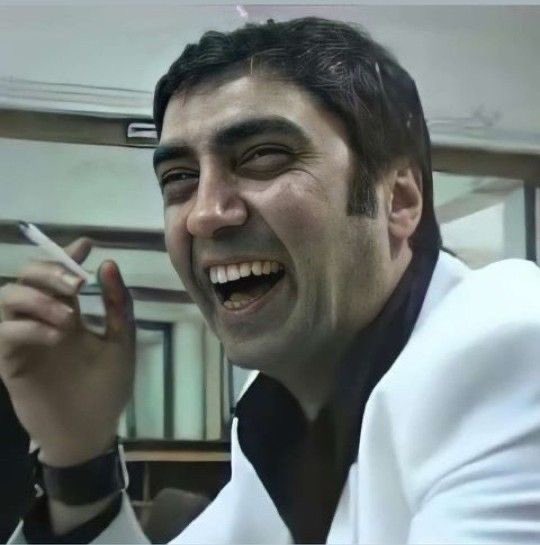 dirstream's tweet photo. çok basit: sonunu düşünen kahraman olamaz.

kendini öldürmenin dünyanın en zor şeyi olduğun anlayan insan başına ne gelirse gelsin eninde sonunda çözebilme kabiliyeti olduğunu keşfeder.

intiharı ya haram diye etmezsin ya da sonsuz karanlığın en berbat hayattan bile daha az çekici olduğunu bildiğinden. 

başarı korkaklara bu yüzden uğramaz. çekinen, hayal ettiği suya hiçbir zaman çekilemeyecektir.

savaş büyüdükçe ganimet de büyür.

hiç yapmamış olmanın pişmanlığı yapmış olmanın pişmanlığından büyüktür.

derdiniz az, vurgununuz büyük olsun dostlar.