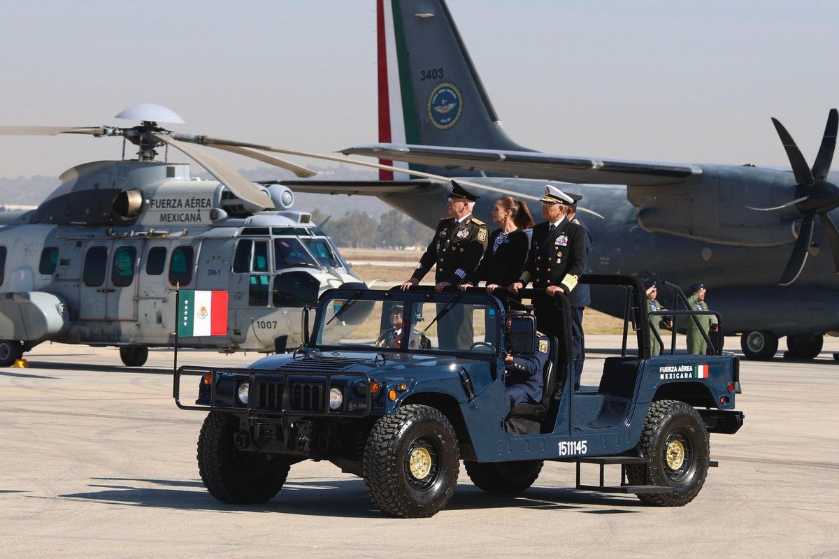 CON LOS CAZAS SUPERSÓNICOS VOLANDO SOBRE 
LA CEREMONIA POR EL 111 ANIVERSARIO DE LA FAM...

Base Aérea Militar de Santa Lucía.

Aviones y Pistas, presentes.

Fuerza Aérea Mexicana, la Gran Fuerza de México.

#10DeFebrero #DíadelaFAM #FuerzaAéreaMx #honorvalorylealtad