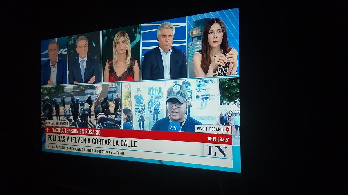 Apurando a un policía diciendo que no se tiene que sublevar ante la condición de trabajo, la señora Cristina Perez esposa del Ministro de Seguridad .  Vergüenza lo que cobran los policías <a href="/LN/">L N</a>+