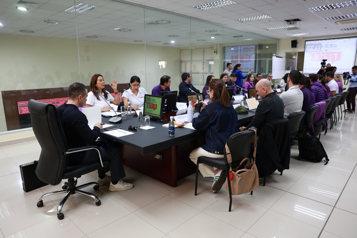 Telecom_Ec's tweet photo. 📍𝘼𝙜𝙚𝙣𝙙𝙖 𝙚𝙣 𝙇𝙤𝙟𝙖 | 𝙂𝙖𝙗𝙞𝙣𝙚𝙩𝙚 𝙈𝙞𝙣𝙞𝙨𝙩𝙚𝙧𝙞𝙖𝙡
@robertokuryec, ministro de Telecomunicaciones, participó en el Gabinete Ministerial liderado por el presidente @danielnoboaok, para continuar el trabajo conjunto del Gobierno de #ElNuevoEcuador 🇪🇨🤝 https://t.co/0REfG1fCbG