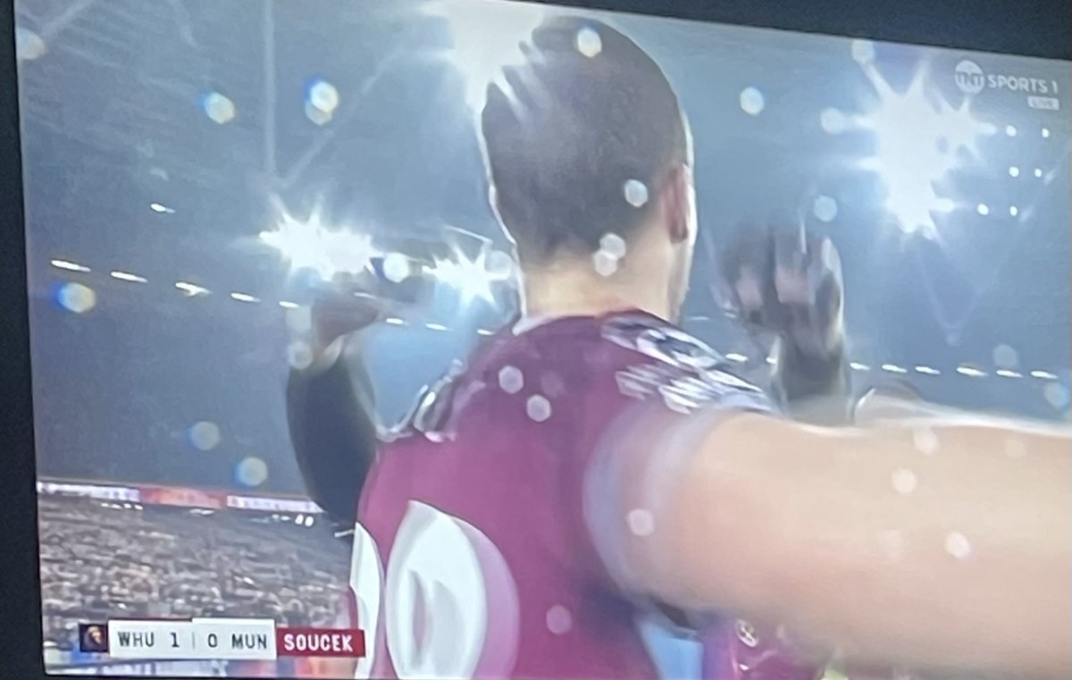 Tomas Soucek makes it 1-0 to West Ham 🤦🏻‍♂️

Looks like no hair cut today 😭

#WHUMUN #MUFC #GGMU #ManUnited #EPL