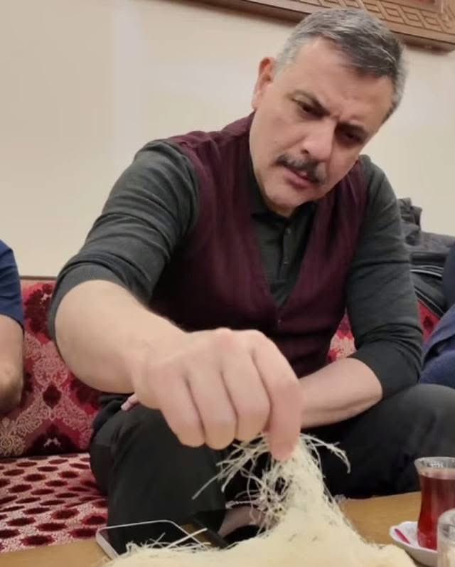 Bakanımızı tanıyalım;

- Hafız
- Her sene Anadolu irfânı dayılarla buluşup binbir hatim indiriyor
- Camide protokol safına değil, boş bulduğu yere oturuyor
- İskilipli Atıf Hocaefendi'yi ziyaret ediyor
- Adı güzel, yüzü güzel
- Mütevazi
- Korumasız geziyor
- Pastırma değil, el