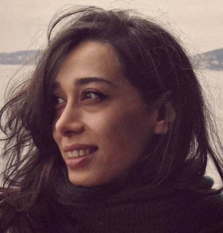 Die junge iranische Pianistin Negin Khaksar wurde am 12. Januar 2026 von bewaffneten Einheiten des islamischen Regimes festgenommen, da sie an Protesten gegen das Regime teilgenommen hatte. 

Erst einen Tag nach ihrer Festnahme durfte sie ihre Familie anrufen. Seitdem ist unklar,