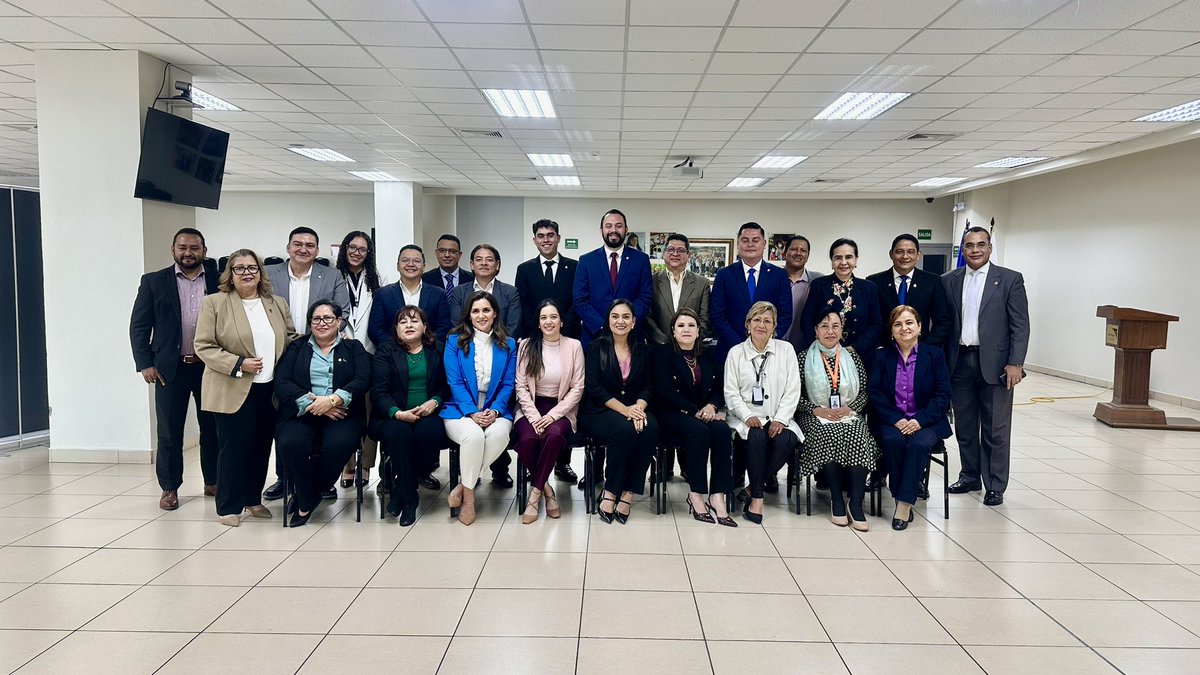 Arnold_Burgos's tweet photo. Este día la Comisión de la Lectura de la Biblia se reunió con los representantes de las Iglesias Católica y Evangélica.
Nos acompañó el presidente del Congreso Nacional, Tomás Zambrano.
Acordamos puntos importantes para que los menores de edad reciban la palabra de Dios. https://t.co/DN1off2BdJ