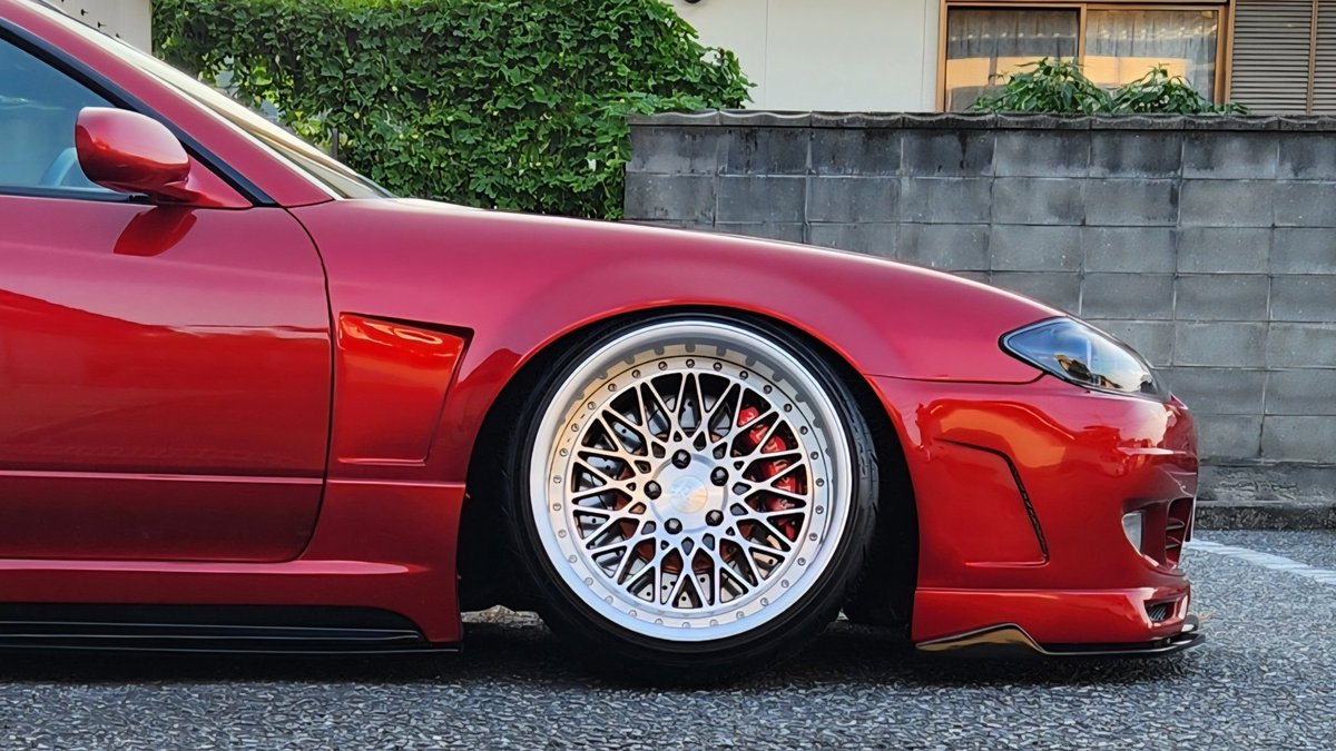 mitsuo_3146's tweet photo. #ドリフトしないSR系
通勤でシルビアの走りを楽しみたいと思いスペックRの6MTを購入！✨ドリ車のスタイルが好きなので青色時代は見た目だけ張り出しエアロで乗ってましたね😅
走り重視のパーツも色々付いてるけどそれは置きイベント仕様のドレスアップパーツです🚗🎶 https://t.co/JwPtJYqDrH