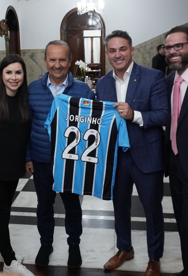 Odorico fechado com o Zucco (candidato a governador)

Zucco que é fechado com o Luciano Hang e sai distribuindo camisetas do Grêmio com número 22 a torto e a rodo 

O que vão usar o Grêmio de palanque eleitoral esse ano é brincadeira
