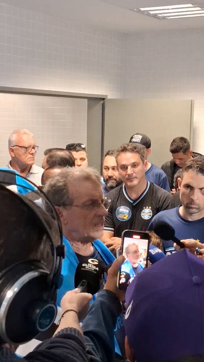kiimpedroso's tweet photo. Odorico fechado com o Zucco (candidato a governador)

Zucco que é fechado com o Luciano Hang e sai distribuindo camisetas do Grêmio com número 22 a torto e a rodo 

O que vão usar o Grêmio de palanque eleitoral esse ano é brincadeira https://t.co/zdMJD255t6