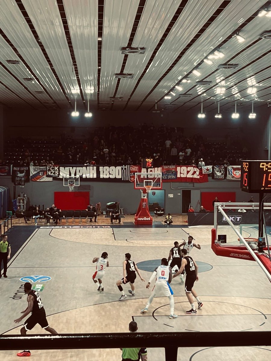 forzabesiktas's tweet photo. Beşiktaş Gain Erkek Basketbol Takımımızın Yunanistan’da oynadığı karşılaşmada, kulübümüze yönelik alçak, provokatif ve nefret içeren pankartın tribüne asılmasına izin verilmesi açık bir skandaldır.

Bu saldırı yalnızca Beşiktaş’a değil, Türk milletinin onuruna ve değerlerine yöneliktir.
Bu pankart tribüne asılırken salon güvenliği ve EuroCup görevlileri bilerek susmuş, görevini yapmamıştır.
Gören, izin veren, müdahale etmeyen herkes bu rezaletin ortağıdır.

Hiçbir spor organizasyonu hakareti, düşmanlığı ve provokasyonu meşrulaştıramaz.
Yetkilileri derhal sorumluları tespit etmeye ve gerekli işlemleri başlatmaya çağırıyoruz