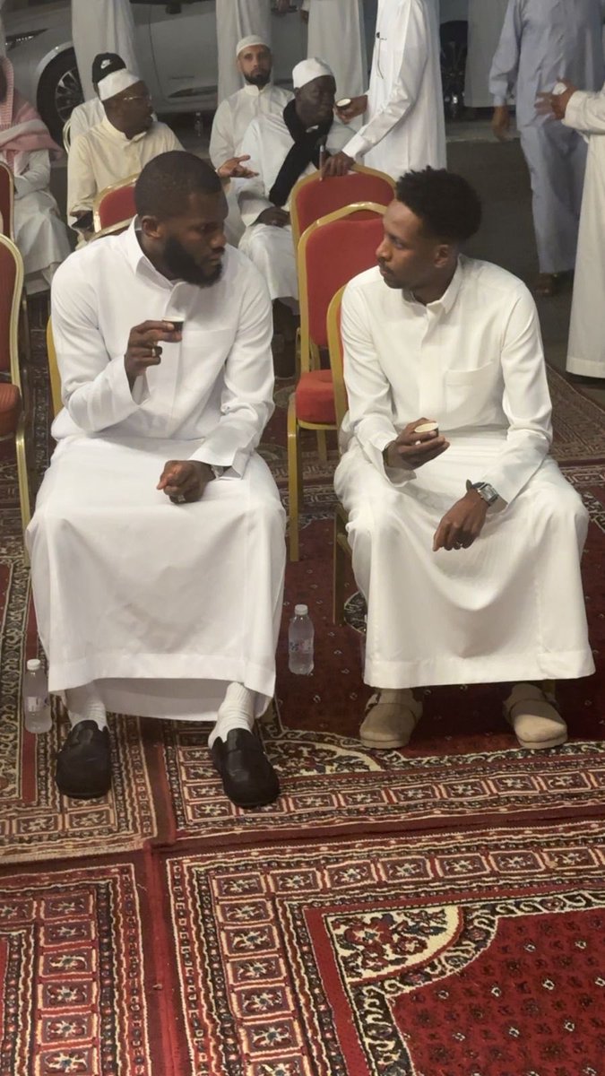 ABAADI2015's tweet photo. غفرالله لوالد محمد
موقف نبيل وجميل من الطاقم الفني والإداري وبقية اللاعبين بحضور عزاء والده … https://t.co/ddoNC7Naf5
