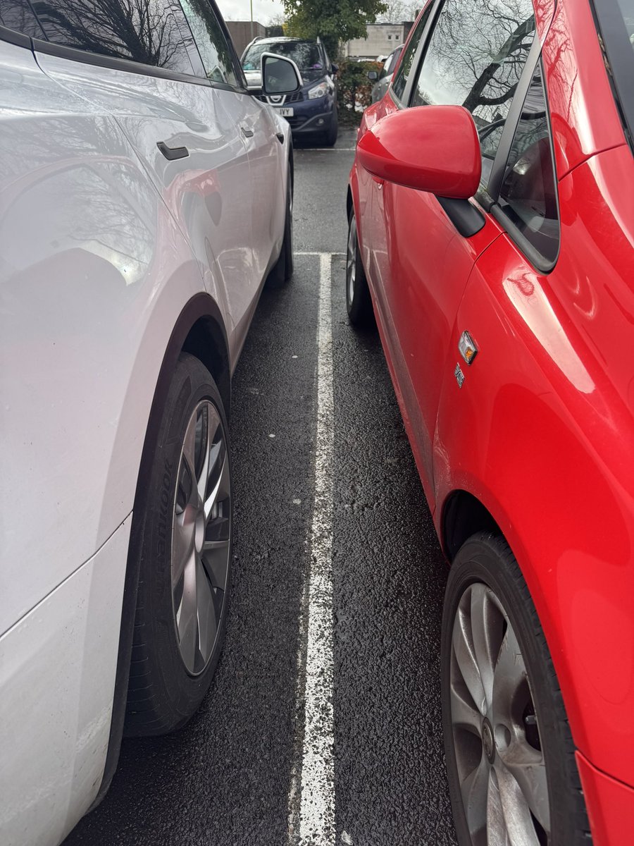 little_88's tweet photo. @HavantBorough please PLEASE explain to me how anyone is every to use the car park opposite the council office / leisure centre it’s ridiculous https://t.co/HnXqkMLjpw