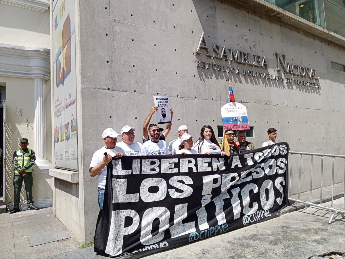 clippve's tweet photo. LIBERTAD PLENA | Frente a la sede de la Asamblea Nacional, este #10Ene, un bloque unido de familiares, amigos y defensores de derechos humanos alzó su voz para exigir que la Ley de Amnistía sea un instrumento de justicia real.
El mensaje es claro: no aceptarán una medida que segmente a las víctimas. Abogan por una ley que no sea excluyente y que represente la libertad absoluta de todas las personas detenidas por motivos políticos en Venezuela.
Tras años de injusticia, torturas y separaciones familiares, el clamor en la calle es uno solo: que el beneficio alcance a cada uno de los que hoy están tras las rejas por pensar distinto.
¡La justicia no puede ser a medias!
#QueSeanTodos #NoMásPresosPolíticos #JusticiaYLibertad