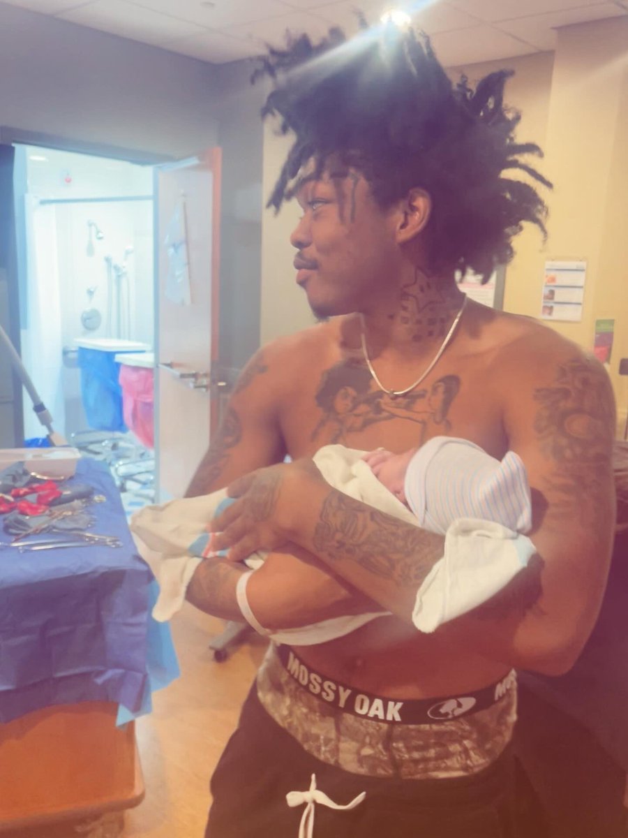 siyahhendrix's tweet photo. 👶🍼 https://t.co/GKus3hcfoo