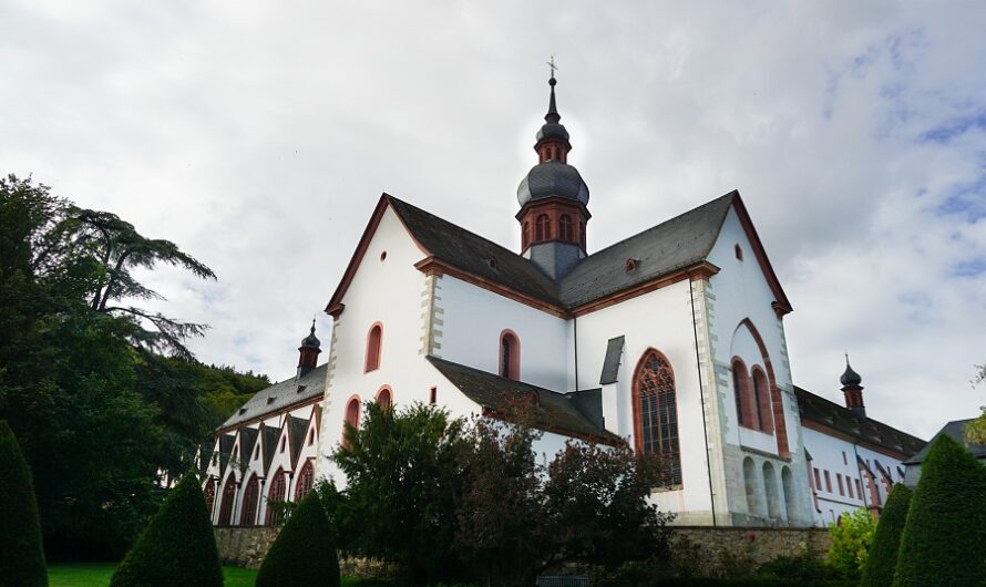 Entspannte  Etappen sind ja an sich nichts, wofür der Rheinsteig bekannt wäre.  Die Etappe 19 ist aber trotz der 18 kam genau das. Kulturell wird  unterwegs dazu noch einiges geboten und in der Ferne ist sogar Vater  Rhein zu erkennen.

wanderrattes-blog.de/2025/11/12/fam…