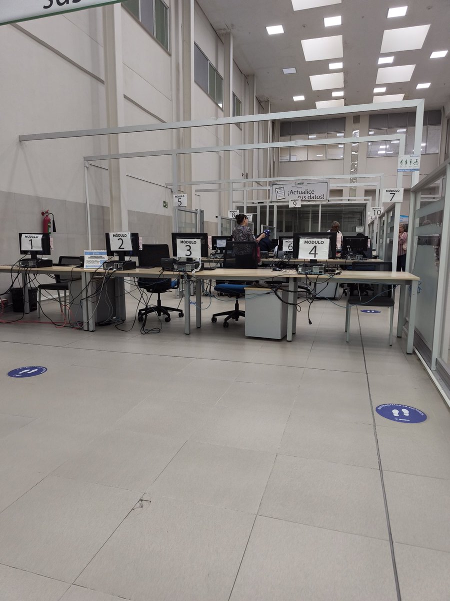 rxpavon's tweet photo. @IESSec Recién las 4 y 35 y para solicitar cualquier cosa ya no hay nadie, solo una persona atiende y estamos muchos a la espera, IESS Ceibos https://t.co/oeZP5QTSCv
