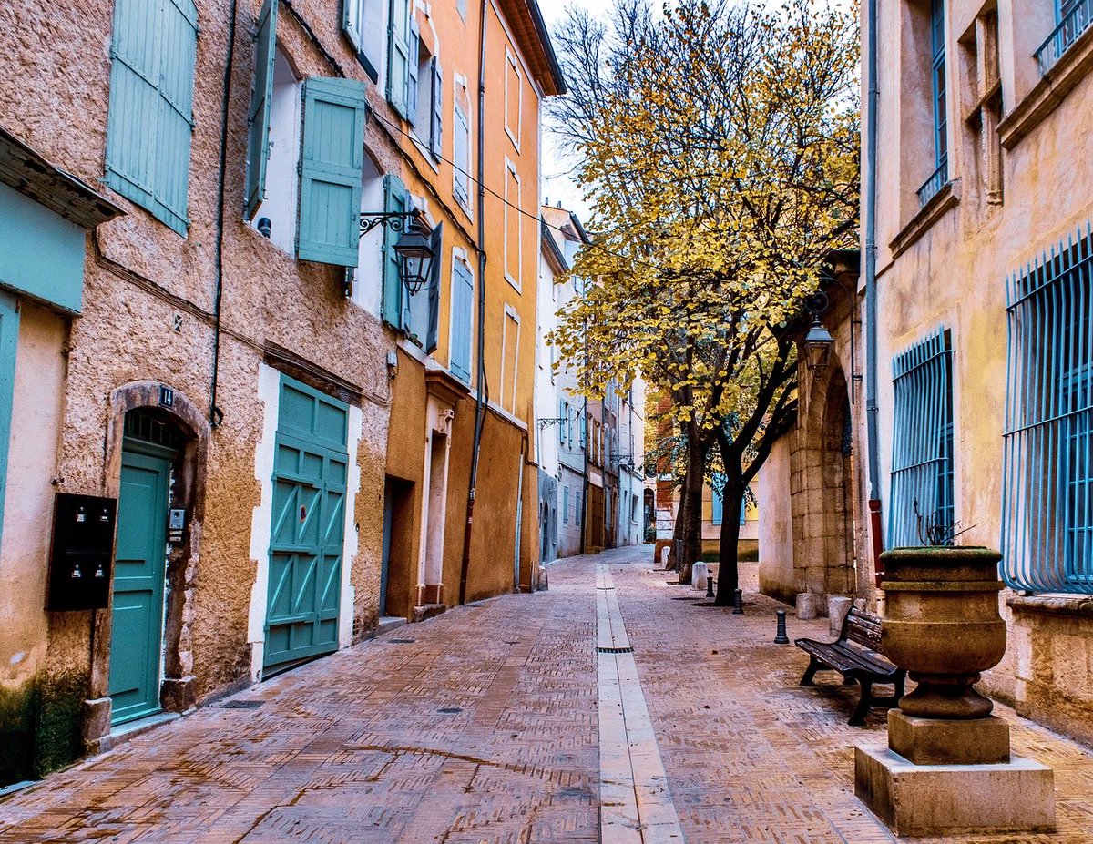 BienRealty's tweet photo. A The New York Times piece on €1–2M homes in the South of France got me thinking about NYC equivalents.

Same prices here: prewar 1BR character vs modern condo layouts.

Markets price homes. People live in everything around them.

📸 lens_and_light via Pixabay
#NYCRealEstate https://t.co/2bJ2zH1T5D