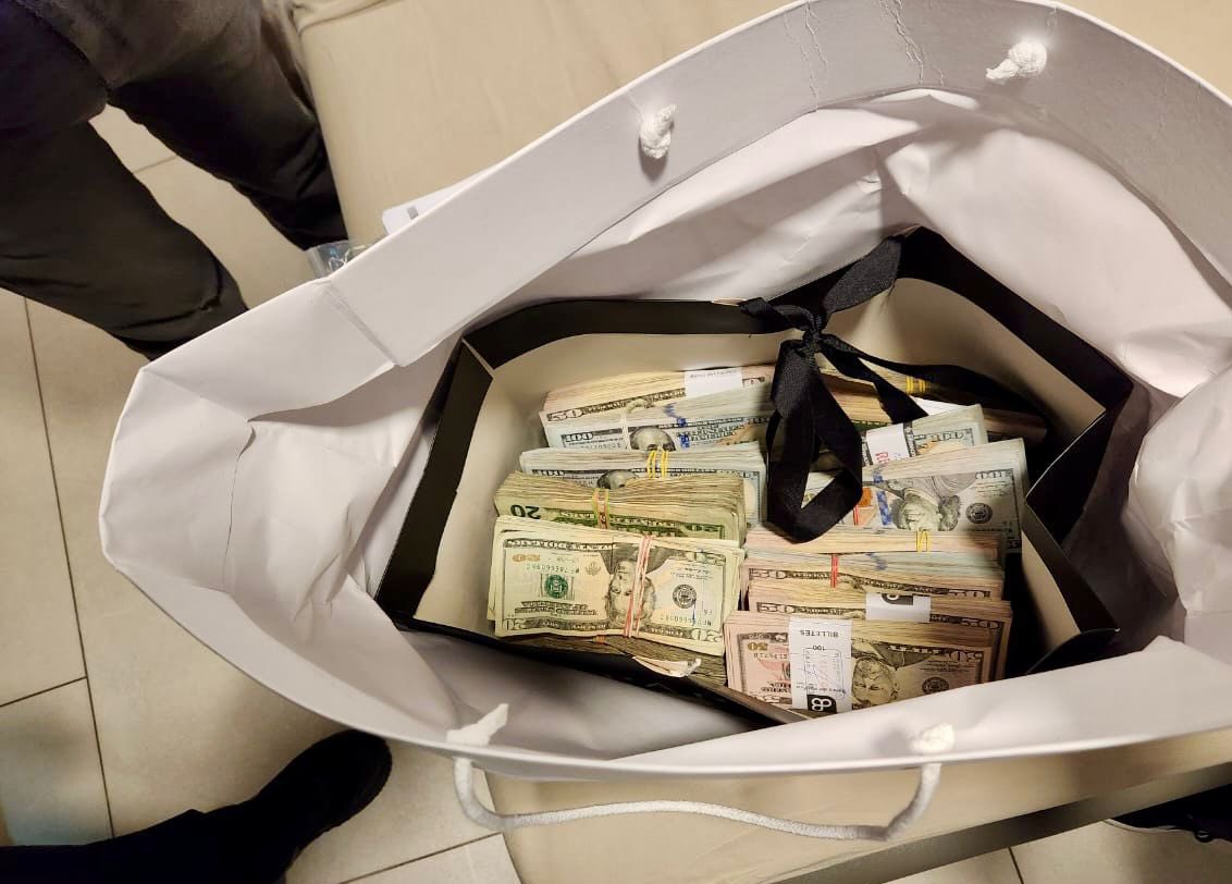 LOS FAJOS NO DECLARAN: TESTIFICAN
No era dinero. Era evidencia. Cada fajo venía sellado por un banco, como un expediente cerrado con cinta roja. Serie, fecha, sucursal: pruebas numeradas. Ahí se acabó la discusión política y empezó el proceso penal. Porque el efectivo no