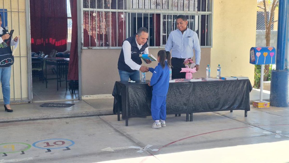 SedeaQro's tweet photo. Visitamos la escuela Primaria Benito Juárez, en la localidad de Bothé, municipio de Amealco, para entregar el programa Defensores de Querétaro. A nombre de nuestro Gobernador @makugo, reafirmamos el compromiso de fortalecer  la lectura y los valores. #AquíContigoEducando 📚 https://t.co/yWW2rf4hL1
