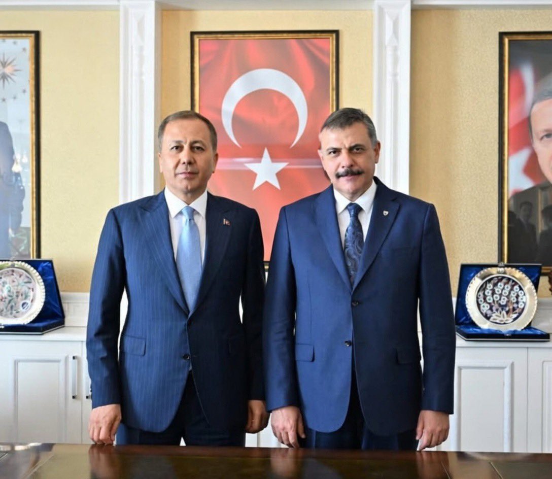 Cumhurbaşkanımız Sayın <a href="/RTErdogan/">Recep Tayyip Erdoğan</a> ’ın tensipleriyle İçişleri Bakanlığı görevine atanan Sayın Mustafa Çiftçi’yi tebrik ediyor, yeni görevinde muvaffakiyetler diliyorum.

Görevini tevdi eden Sayın Bakanımız Ali Yerlikaya’ya, görev süresi boyunca üstlendiği büyük sorumluluk ve