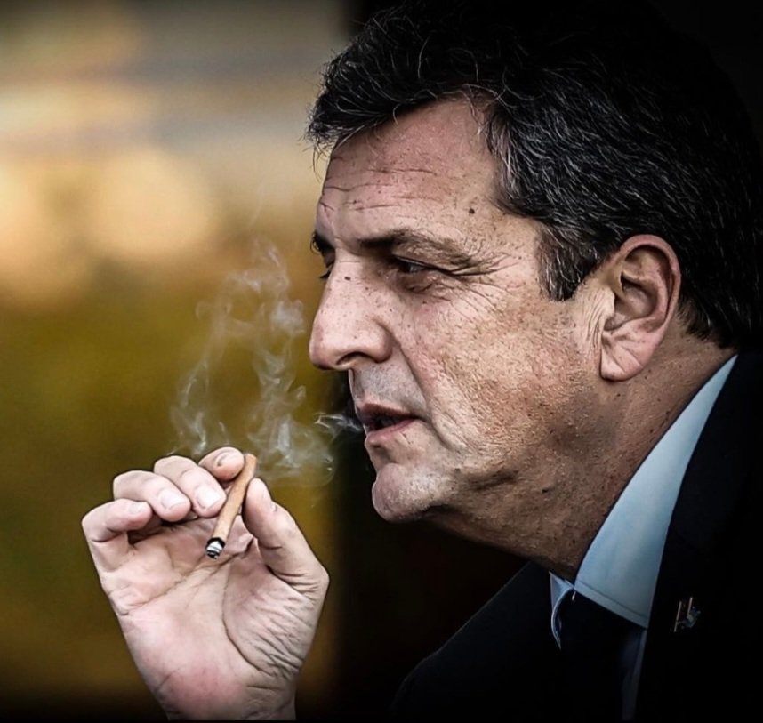 Sergio Massa.
Socio oculto de Vila, Manzano y Belocopitt en sus canales AméricaTV y A24.
Jamás escucharán a su staff periodístico criticarlo a él, su esposa Malena Galmarini o cualquier integrante de "El Frente Re-Cagador", por sus negociados y malversación de fondos públicos.