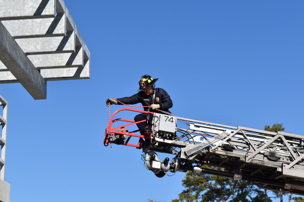 Springfdtx's tweet photo. For this #TrainingTuesday, Rescue 71 and Ladder 74 A Shifters practice their high angle skills at Spring Fire's new three-story burn building in the W.W. "Cotton" Weaver Training Center.
#highanglerescue #firefighters #firefightertraining🚒💪 #springtx https://t.co/nRFBKxfovs