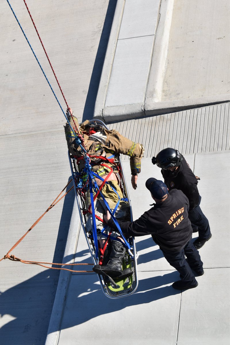 Springfdtx's tweet photo. For this #TrainingTuesday, Rescue 71 and Ladder 74 A Shifters practice their high angle skills at Spring Fire's new three-story burn building in the W.W. "Cotton" Weaver Training Center.
#highanglerescue #firefighters #firefightertraining🚒💪 #springtx https://t.co/nRFBKxfovs