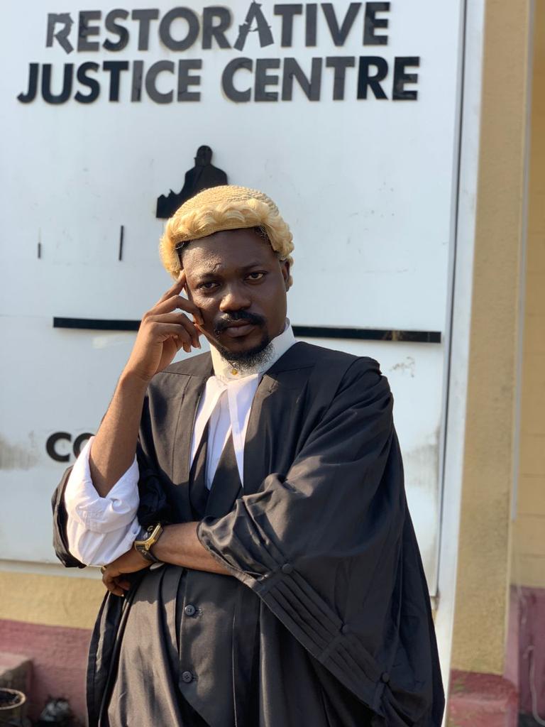 _aaronmylove's tweet photo. Nothing wey dem no use my eyes see for inside this court.
This witness carry JuJu enter court.
Na God say make I get Abidoshaker
#IFTD
#AaronTheActor
#WatchMeMorph https://t.co/i7v642SqZY