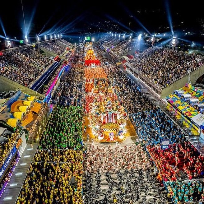 forumeplay's tweet image. O #BBB26 vai tirar participantes do confinamento no próximo domingo (15/02). Segundo o Portal LeoDias, alguns brothers e sisters deixarão a casa para assistir aos desfiles na Sapucaí, em uma ação no camarote suspenso do Mercado Pago, que comporta 10 pessoas e receberá uma…