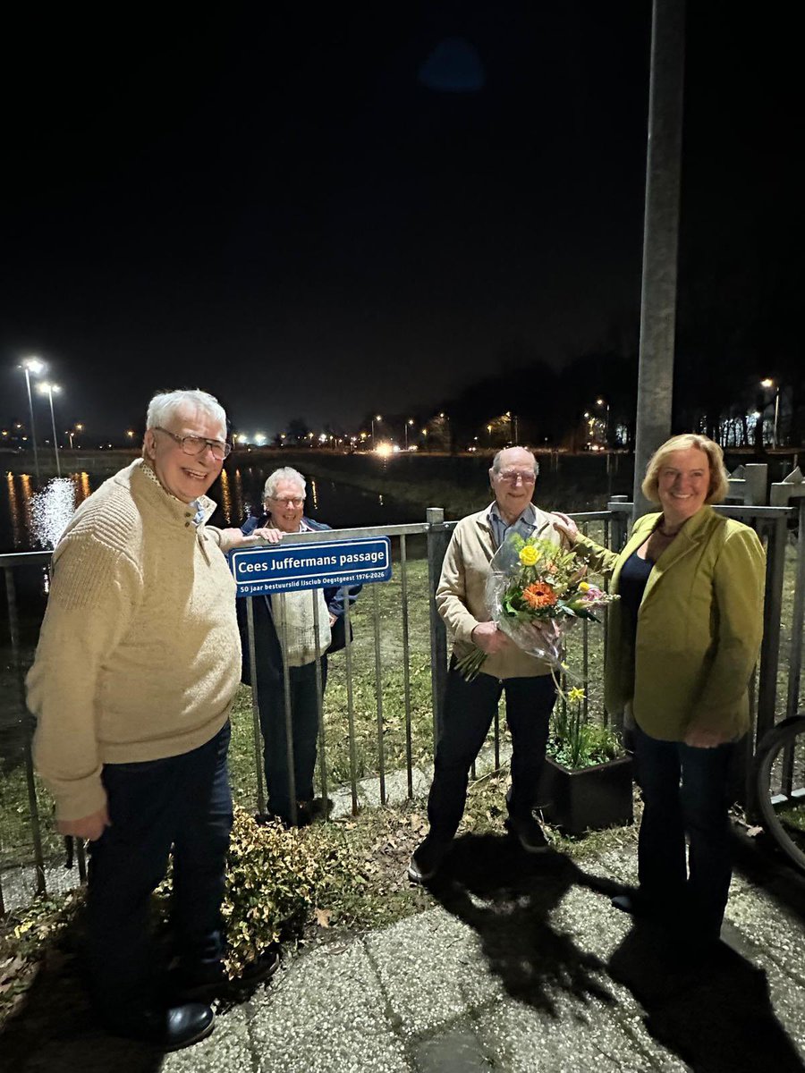 Cees Juffermans 50 jaar dé man van het ijs. 
Het pad langs het clubgebouw van de IJsclub Oegstgeest draagt sinds 9
februari de naam Cees Juffermanspassage – 50 jaar bestuurslid IJsclub
Oegstgeest 1976 - 2026. 
Een verraste Cees onthulde deze naam na afloop van de 131e ALV.