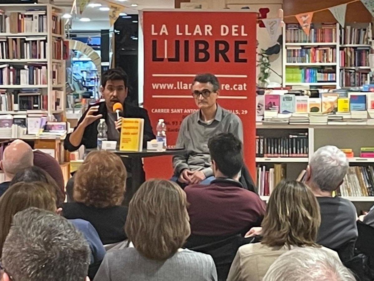 🟨 Avui hem acompanyat <a href="/aleixsarri/">Aleix Sarri i Camargo</a> a la presentació del llibre "Ànima de República".

🟨 Un llibre que fa ben amena la interessantíssima història del país amb unes cròniques que sovint ens recorden la tibant relació entre Catalunya i Castella.