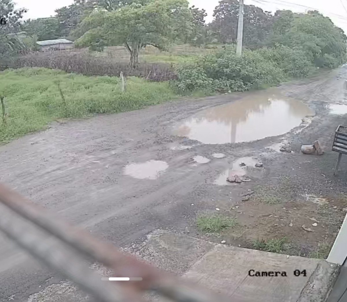 BorisDavidBSC's tweet photo. Señores @PortoviejoGAD @EPPortovial 
Por favor hacer algo urgente en la calle Ernesto Ortega y Víctor Vélez (Quinta Santa Aurelia) no esperen a que se haga un socavón. Esto está intransitable y los valores de imp prediales cada vez suben más. @RadioFarra957 @radioscandalo https://t.co/9OLLMQKtTK