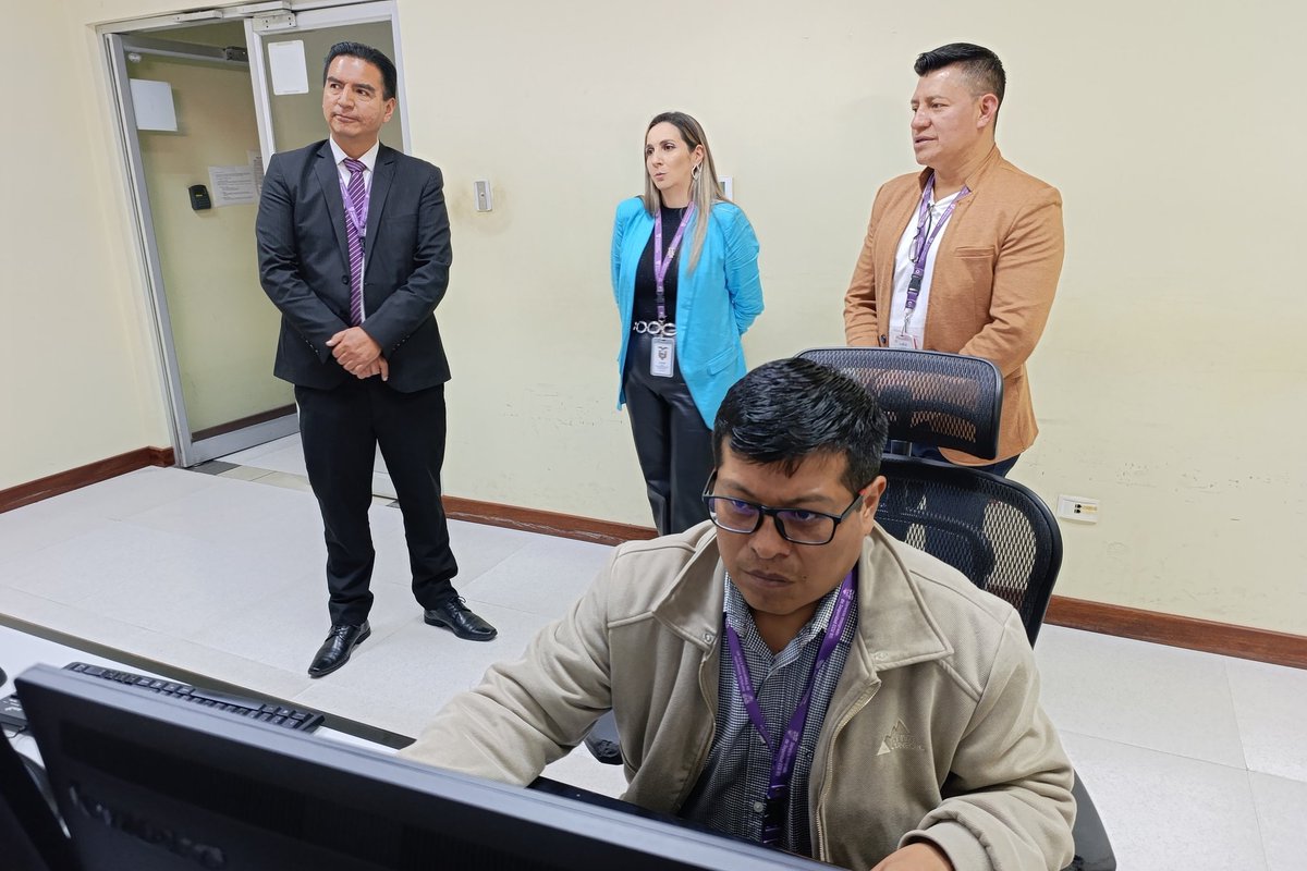 #Tulcán | La Coordinadora Zonal 1 del <a href="/ECU911_/">ECU 911</a>, <a href="/cecilude/">Cecilia Ludeña</a>, cumple agenda territorial en el Centro Operativo #ECU911Tulcán. Junto a <a href="/dhtarupi/">Diego Tarupí</a>, constata el funcionamiento de las salas de operaciones y el cumplimiento de los procesos del personal administrativo, de atención de