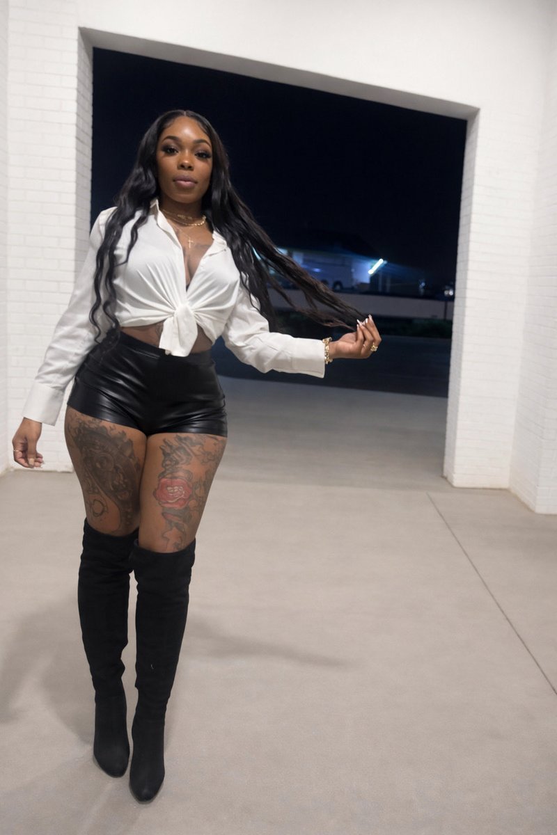 Hot Chocolate Cinderella 💋👑 tweet media