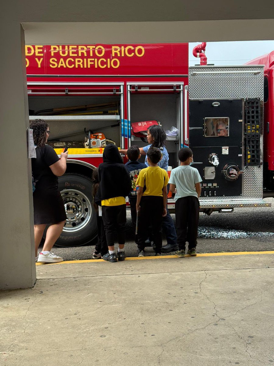 DSPnoticias's tweet image. Como parte de la iniciativa #QuieroMiEscuela de la gobernadora @Jenniffer González Colón, @Bomberos_de_PR participó en la feria de la Semana de la Salud Escolar en la Escuela Francisco García Boyrié en Guayama, orientando sobre prevención y seguridad a la comunidad escolar. #DSP