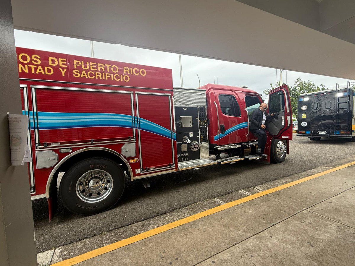 DSPnoticias's tweet image. Como parte de la iniciativa #QuieroMiEscuela de la gobernadora @Jenniffer González Colón, @Bomberos_de_PR participó en la feria de la Semana de la Salud Escolar en la Escuela Francisco García Boyrié en Guayama, orientando sobre prevención y seguridad a la comunidad escolar. #DSP