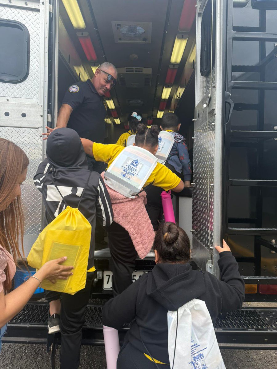 DSPnoticias's tweet image. Como parte de la iniciativa #QuieroMiEscuela de la gobernadora @Jenniffer González Colón, @Bomberos_de_PR participó en la feria de la Semana de la Salud Escolar en la Escuela Francisco García Boyrié en Guayama, orientando sobre prevención y seguridad a la comunidad escolar. #DSP
