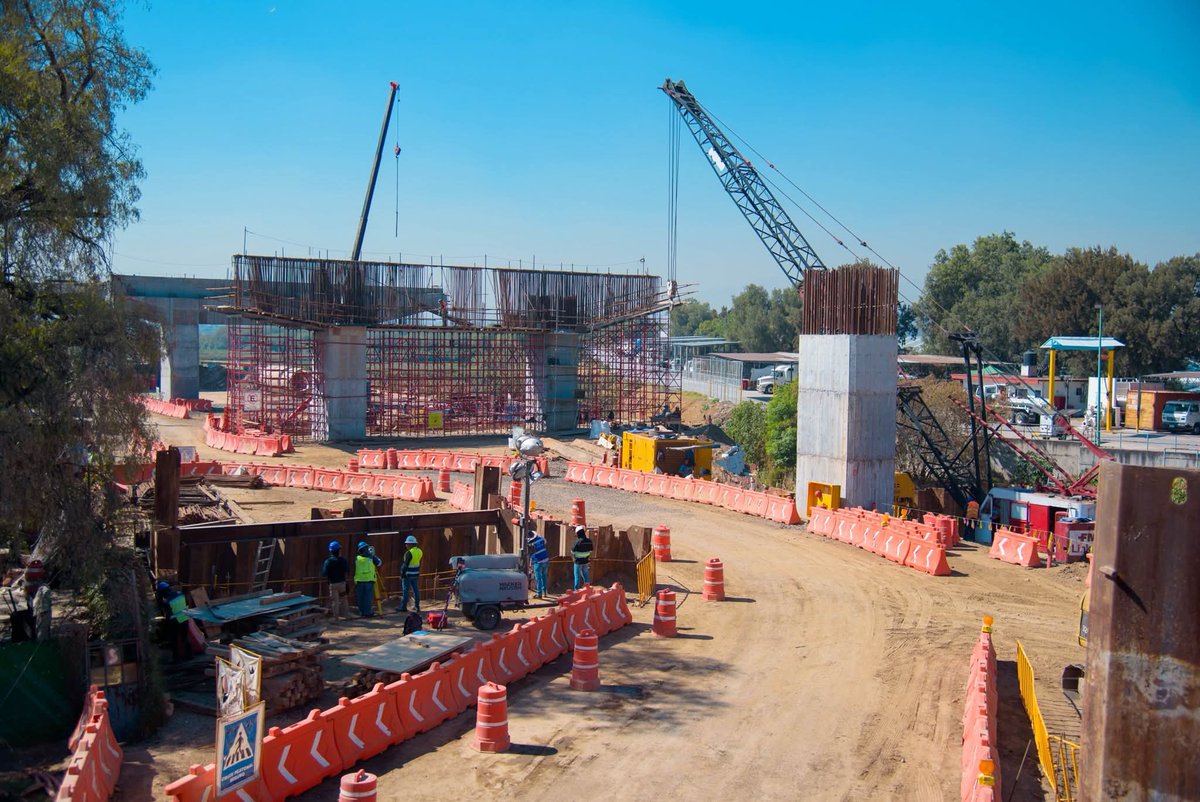 🚧👷‍♂️ El Secretario <a href="/JuanHugoNeza/">Juan Hugo de la Rosa</a> encabezó la supervisión del Tramo 0 del Macrolibramiento Mexiquense, acompañado por el Director General del #SAASCAEM, Roberto Carlos Álvarez Juárez. Esta obra fortalece la conectividad y la movilidad del Valle de México. 🛣️ #ElPoderDeServir