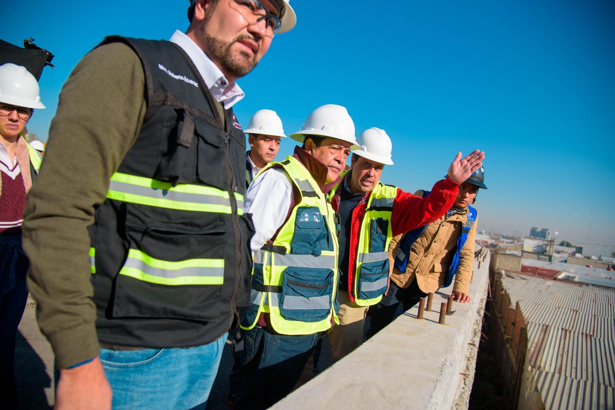 saascaem's tweet photo. 🚧👷♂️ El Secretario @JuanHugoNeza encabezó la supervisión del Tramo 0 del Macrolibramiento Mexiquense, acompañado por el Director General del #SAASCAEM, Roberto Carlos Álvarez Juárez. Esta obra fortalece la conectividad y la movilidad del Valle de México. 🛣️ #ElPoderDeServir https://t.co/A8L1Df6eOl